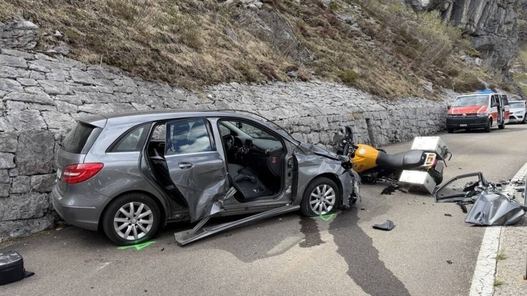 Auf der Klausenstrasse im Kanton Uri wurde ein Motorradfahrer bei einem Unfall über das Fahrzeug geschleudert.