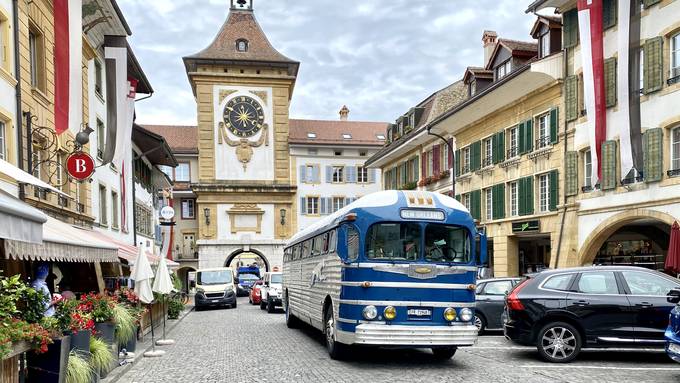 Bus-Fans bestaunen in Murten den einzigen Greyhound-Bus der Schweiz