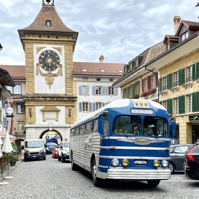 Bus-Fans bestaunen in Murten den einzigen Greyhound-Bus der Schweiz