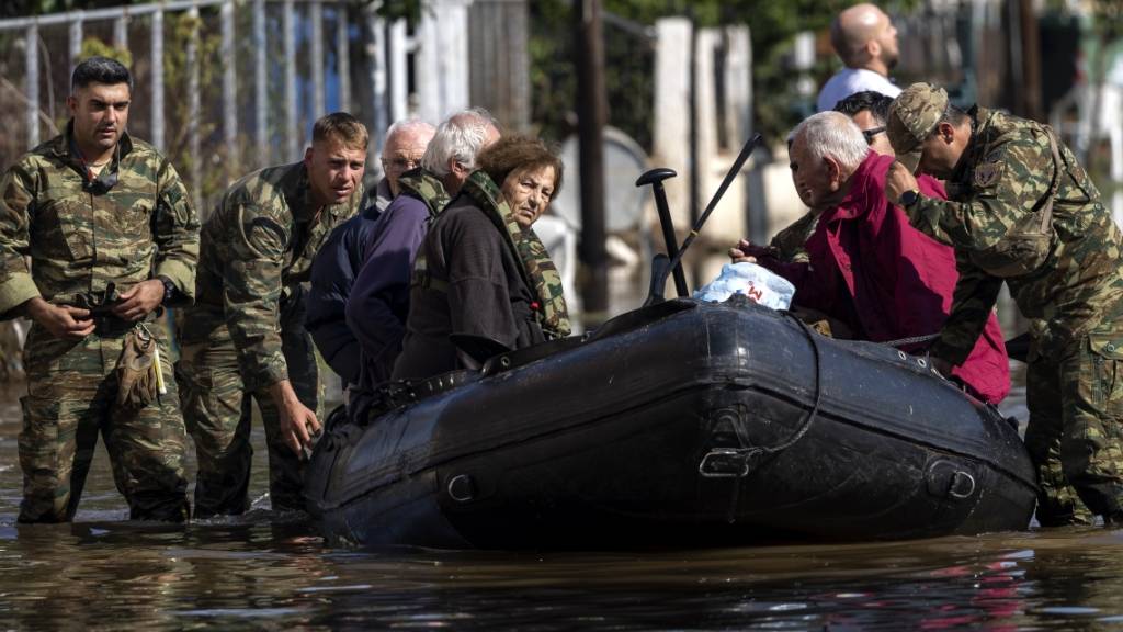Soldaten ziehen im überschwemmten Dorf Palamas nahe der Stadt Karditsa ein Schlauchboot mit Evakuierten. Foto: Yorgos Karahalis/dpa