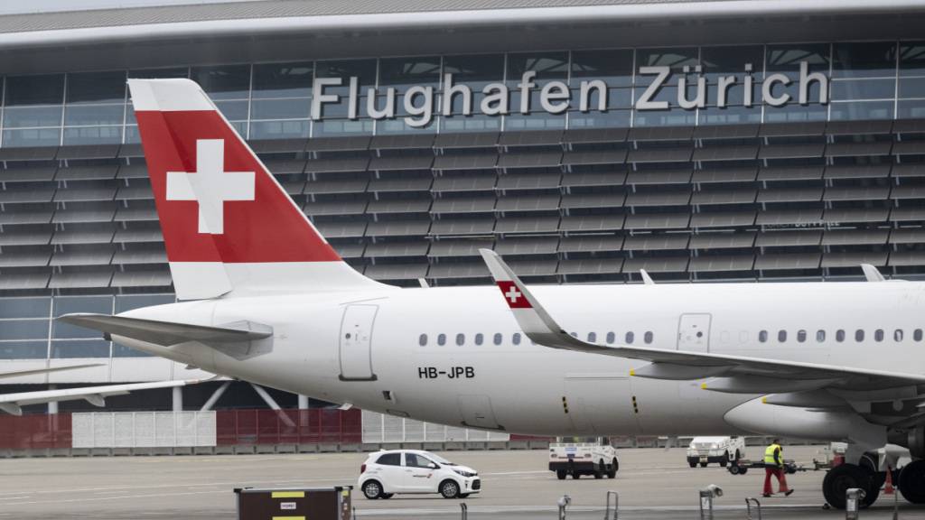 Der Flughafen Zürich steuert in diesem Jahr auf einen Passagierrekord zu. Bis im November sind bereits über 30 Millionen Personen über den grössten Schweizer Flughafen geflogen.(Archivbild)