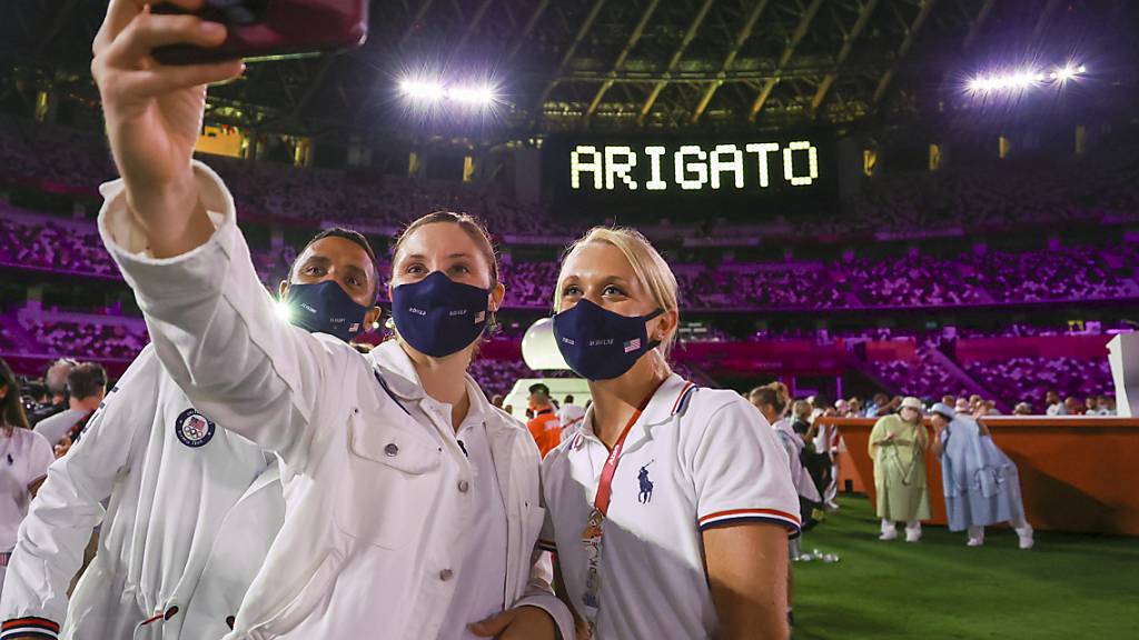 «Arigato» - Danke und posieren mit Maske. Amerikanische Athleten bei der Abschlussfeier der «Corona-Geisterspiele» von Tokio