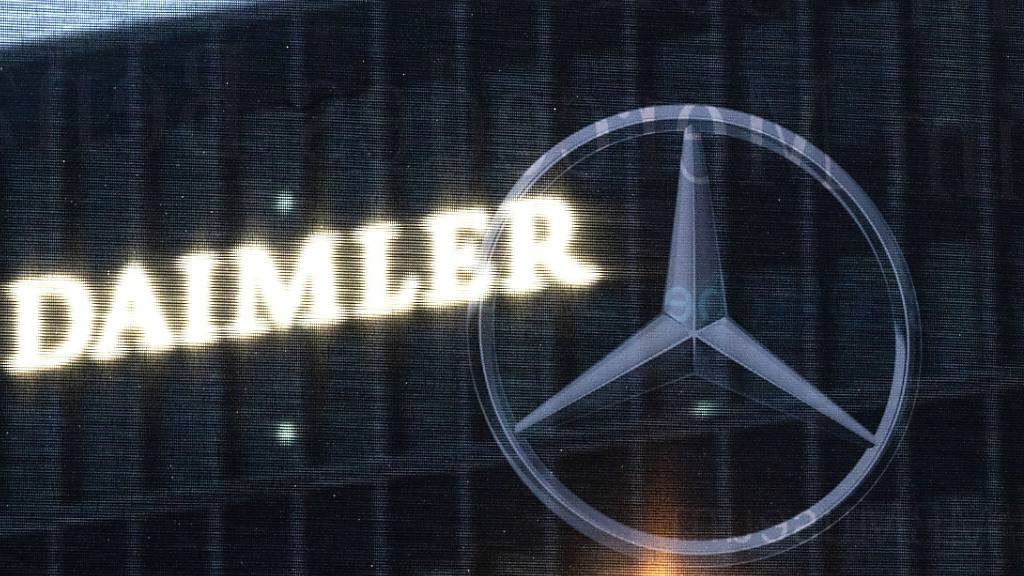 Der Autobauer Daimler steigt für seine Elektroautos in die Batteriezellen-Allianz der französischen Grosskonzerne Stellantis und Totalenergies ein. (Archivbild)