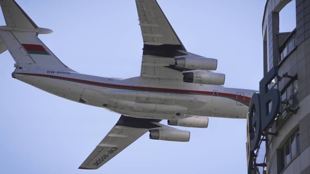 ARCHIV - Ein Modell des schweren Transportflugzeugs Iljuschin Il-76 (Archivbild). Foto: Sergei Grits/AP/dpa