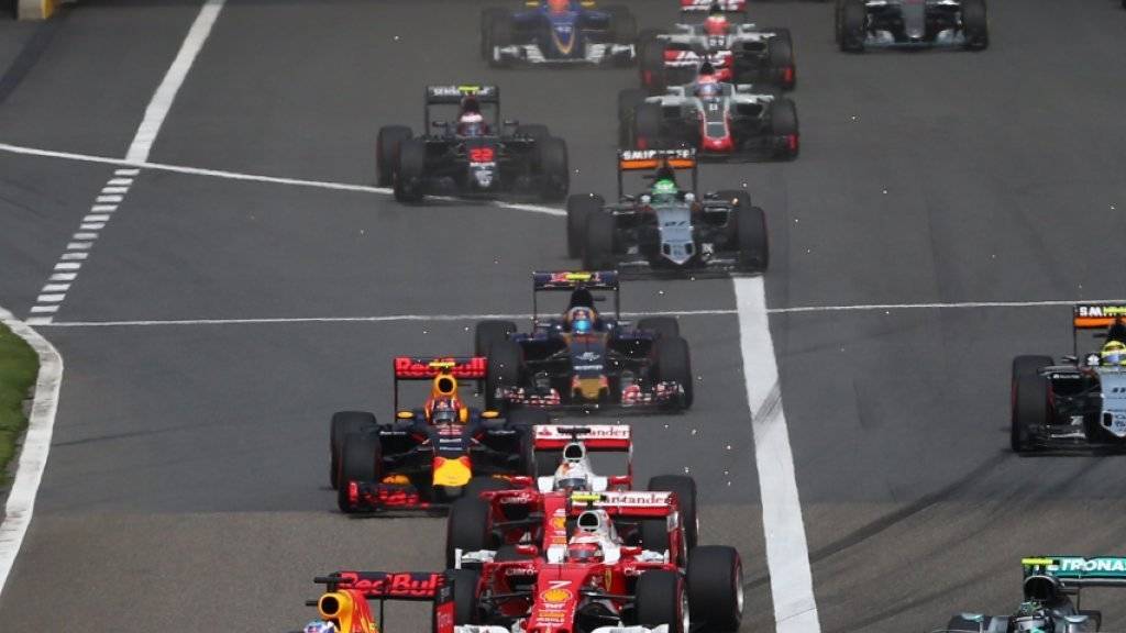 Das gesamte Formel-1-Feld nach dem Start zum Grand Prix in Schanghai