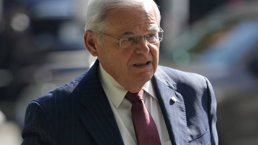 Bob Menendez betritt das Bundesgericht. Dem US-Senator droht eine langjährige Haftstrafe. Foto: Seth Wenig/AP/dpa
