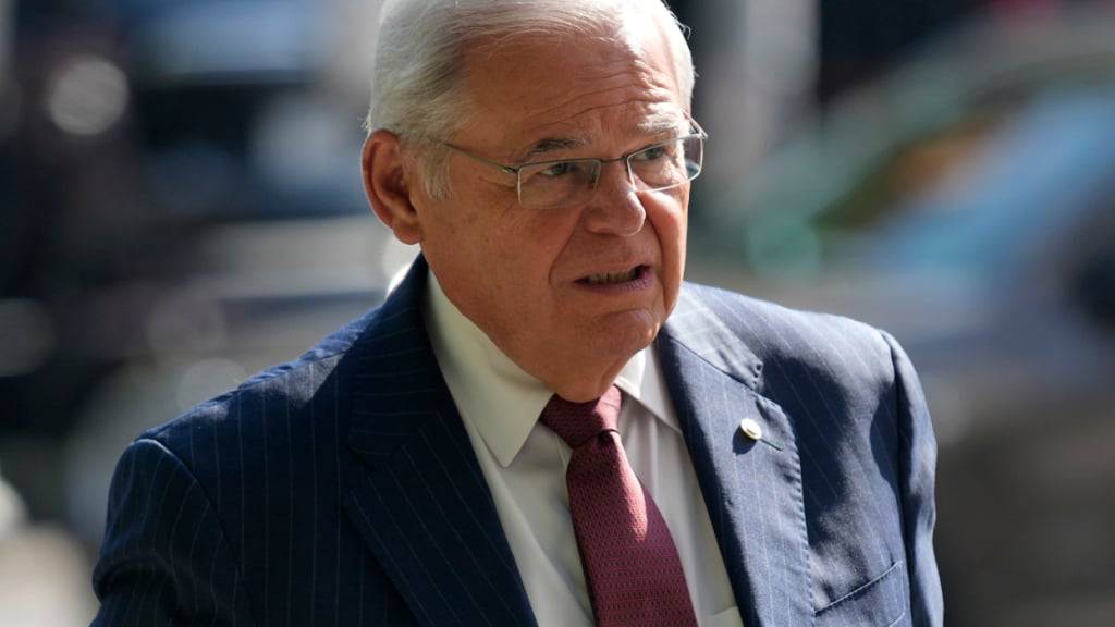 Bob Menendez betritt das Bundesgericht. Dem US-Senator droht eine langjährige Haftstrafe. Foto: Seth Wenig/AP/dpa