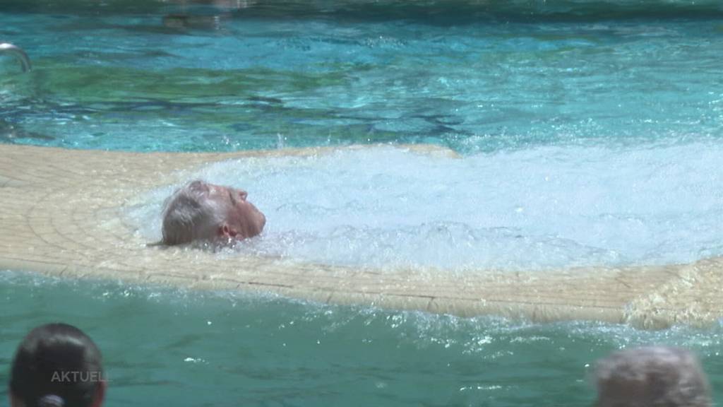 Besuch im Thermalbad: Wer geht bei der Hitze freiwillig ins 35 Grad warme Wasser?