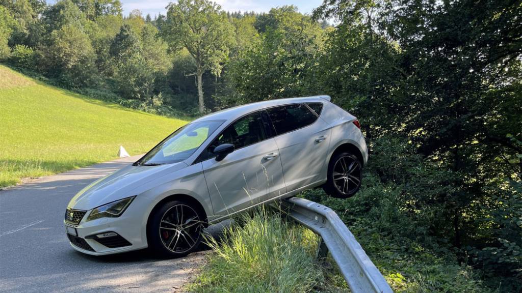 In Altbüron kam ein Auto nach einem Selbstunfall auf der Leitplanke zu liegen.