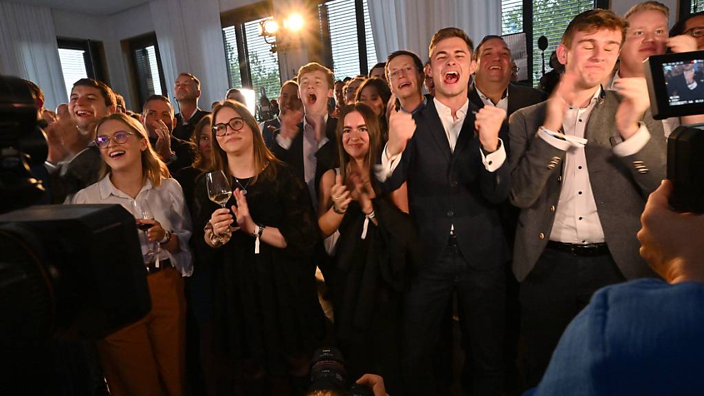 Anhänger der CSU reagieren bei der Wahlparty nach der Bekanntgabe der ersten Prognose zur Landtagswahl in Bayern. Foto: Peter Kneffel/dpa