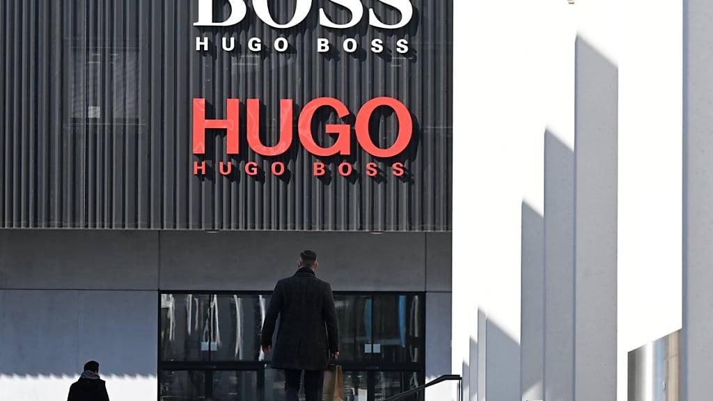 Das Logo des Modekonzerns Hugo Boss, aufgenommen an einem Outlet-Store am Firmensitz im deutschen Metzingen. (Archivbild)