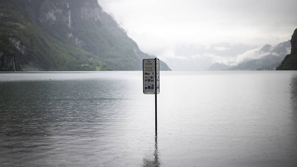 Blick auf den Walensee bei Filzbach GL. Das asbestbelastete Gebiet an der Linthmündung liegt in der Region des Aufnahmestandortes. (Archivbild)