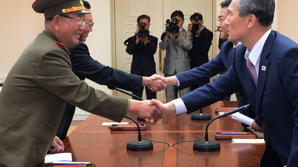 Der nordkoreanische Verantwortliche für Wiedervereinigung, Kim Yang Gon (hinten links) ist tot. (Archiv)