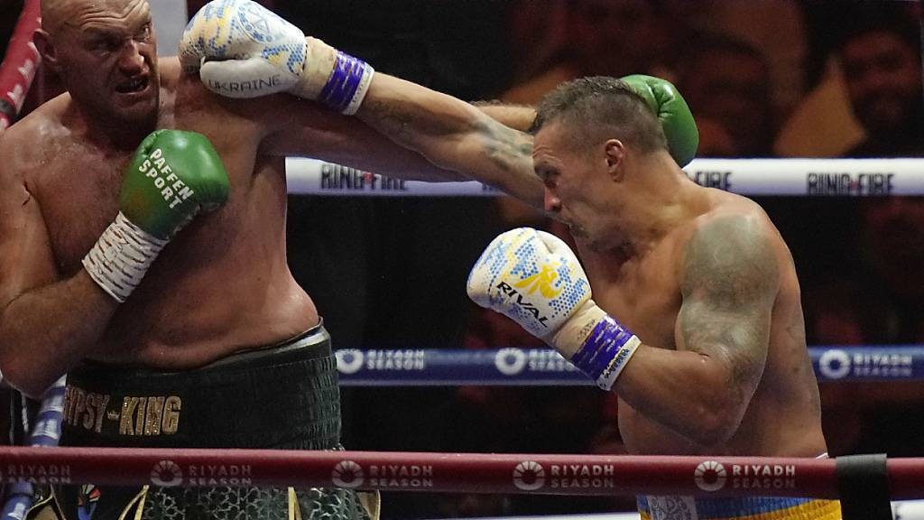 Oleksandr Usyk setzt sich die Krone im Schwergewicht auf