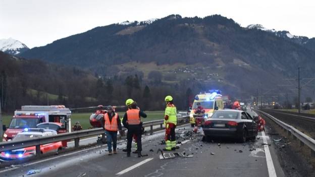 Auto kracht frontal in Sattelschlepper – zwei Deutsche sterben