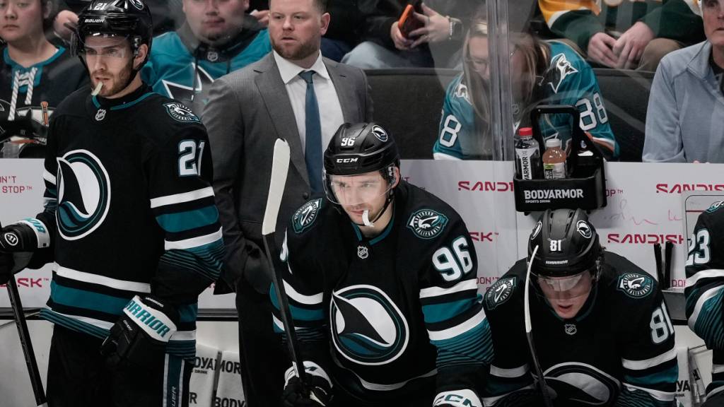 Philipp Kurashev (Mitte/Nummer 96), durfte nach 13 Spielen, in denen er überzählig war, bei den San Jose Sharks endlich wieder mittun