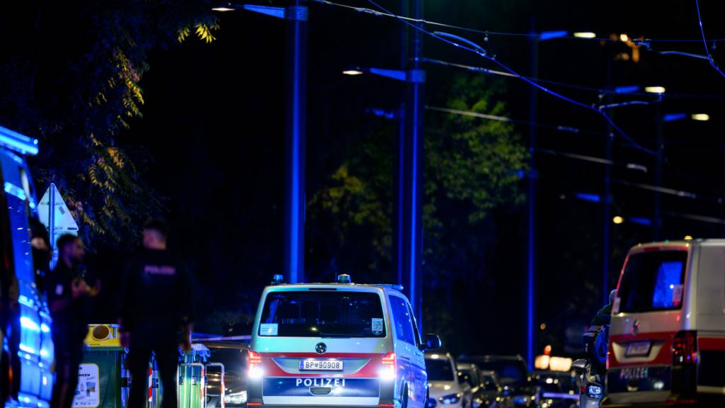 Einheiten der Polizei sind in der Nähe eines Tatorts in der Leopoldstadt im Einsatz. Bei einem Vorfall mit Schüssen in Wien sind mindestens zwei Menschen getötet worden. Foto: Max Slovencik/APA/dpa