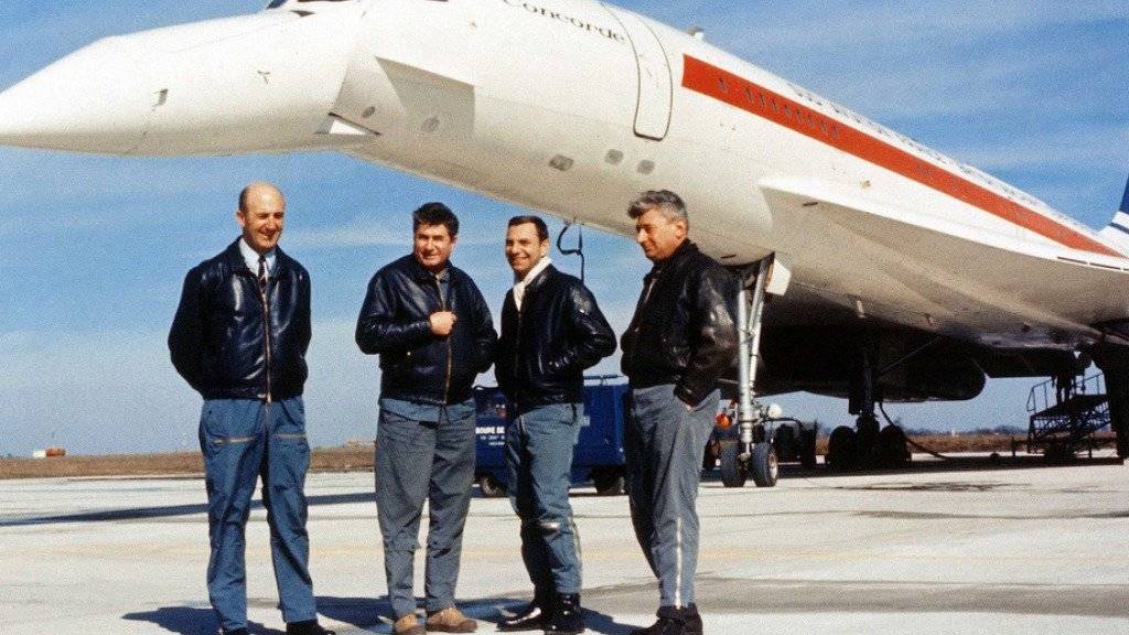 André Turcat (links) mit anderen Piloten im Jahr 1969 in Toulouse vor einer Concorde. (Archiv)