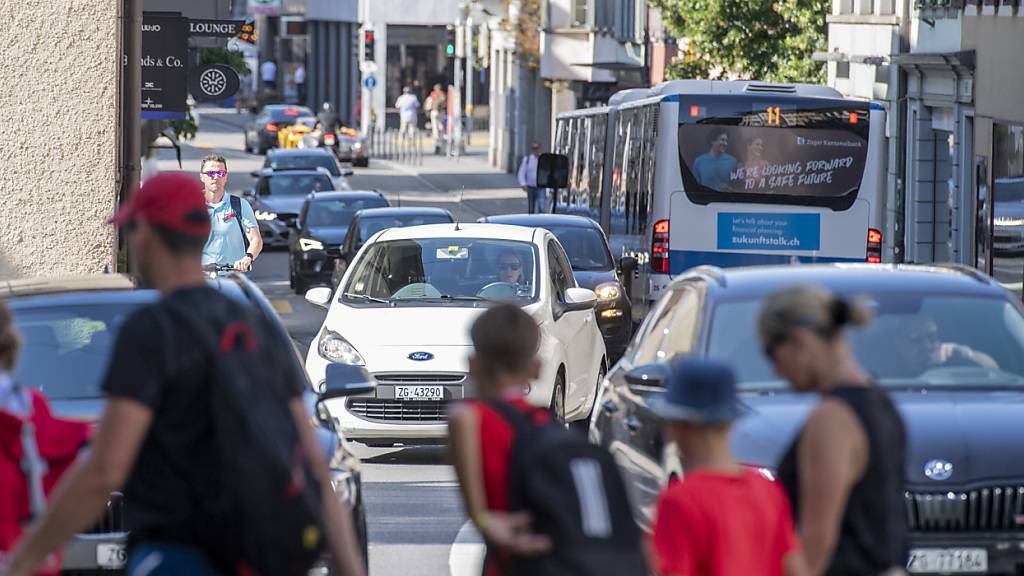 Der Strassenverkehr rund um den Kolinplatz in der Innenstadt von Zug. (Archivbild)