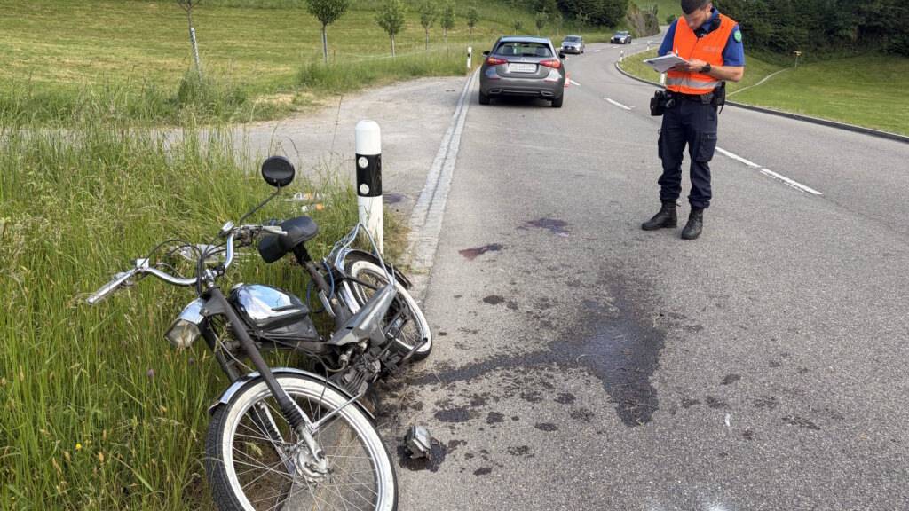 In Nesslau SG ist es am Donnerstagabend zu einem Zusammenstoss zwischen einem Auto und einem Töff gekommen.