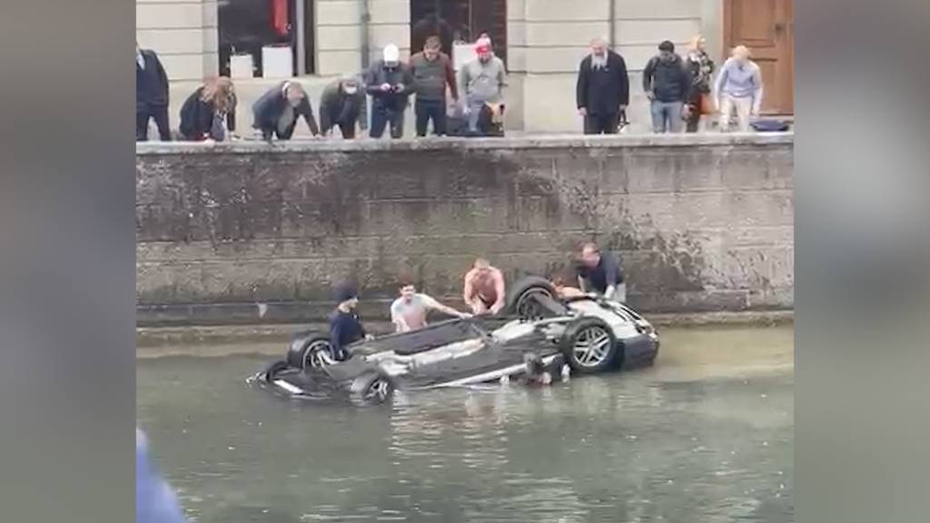 Auto stürzt in Zürich in die Limmat – Passanten springen hinterher