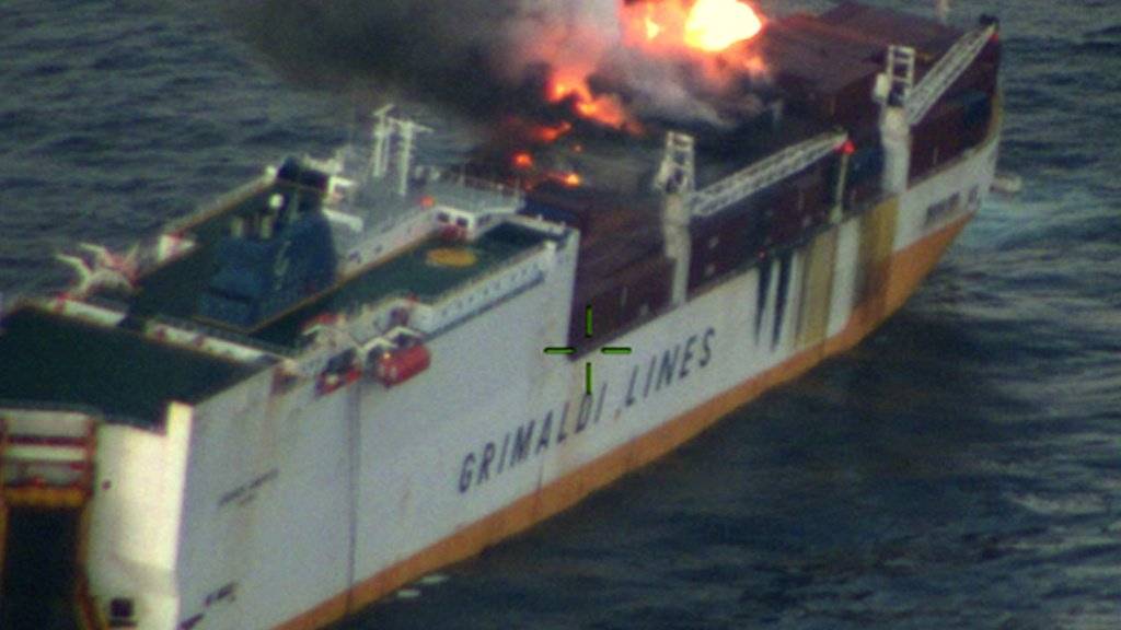 Das brennende Frachtschiff «Grande America» vor dem Untergang am Montag im Golf von Biskaya.