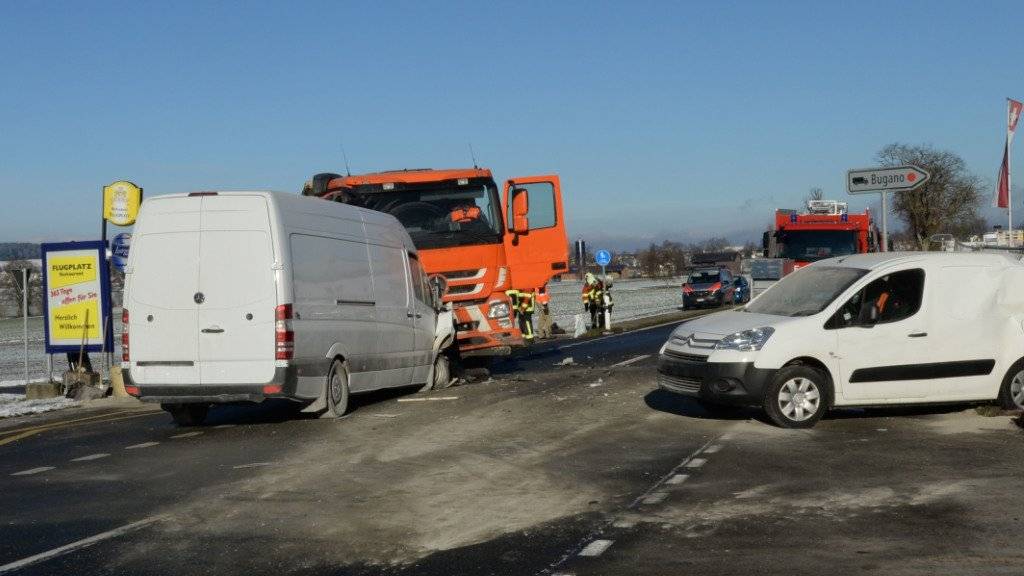 Auffahr- und Frontalkollision in Beromünster: Drei Fahrzeuge wurden beschädigt, eine Person verletzt.