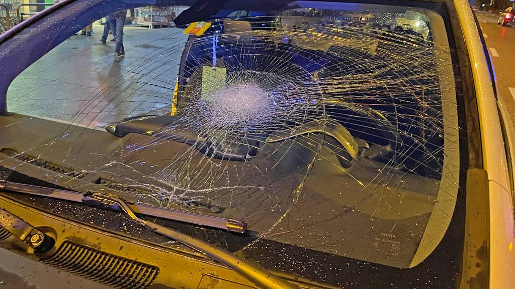 Autofahrer erfasst Fussgängerin (20) mit Frontscheibe – Frau verletzt im Spital