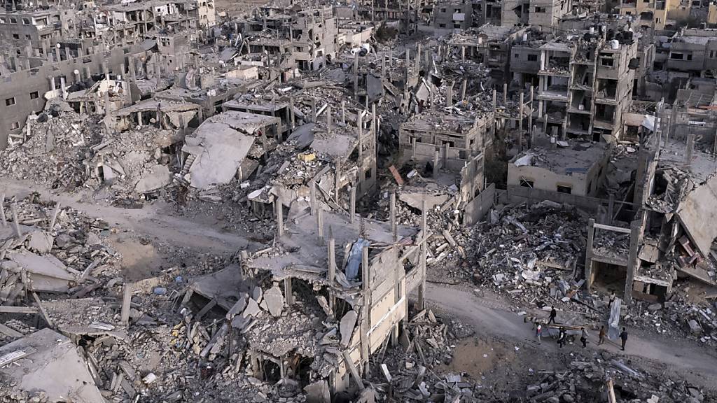 ARCHIV - Ein von einer Drohne aufgenommenes Luftbild zeigt Palästinenser in der Ruinenlandschaft der Stadt Rafah im Süden des Gazastreifens. Sie wurde durch israelische Angriffe in Schutt und Asche gelegt. Foto: Mohammad Abu Samra/AP/dpa