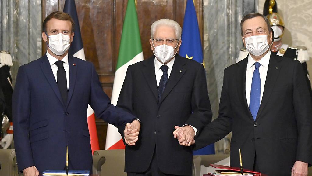 Frankreichs Präsident Emmanuel Macron (l-r) mit Italiens Präsident Sergio Mattarella und Ministerpräsident Mario Draghi in Rom. Foto: Alberto Pizzoli/AFP POOL/AP/dpa