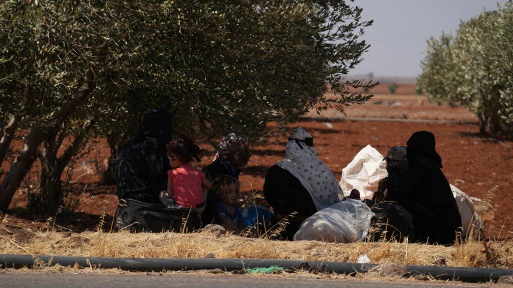 ARCHIV - Vertriebene arabische Familien der sunnitischen Beduinen verlassen das Gebiet mit ihren Habseligkeiten in der südsyrischen Provinz Suwaida in Richtung der benachbarten Provinz Daraa. Foto: Moawia Atrash/dpa