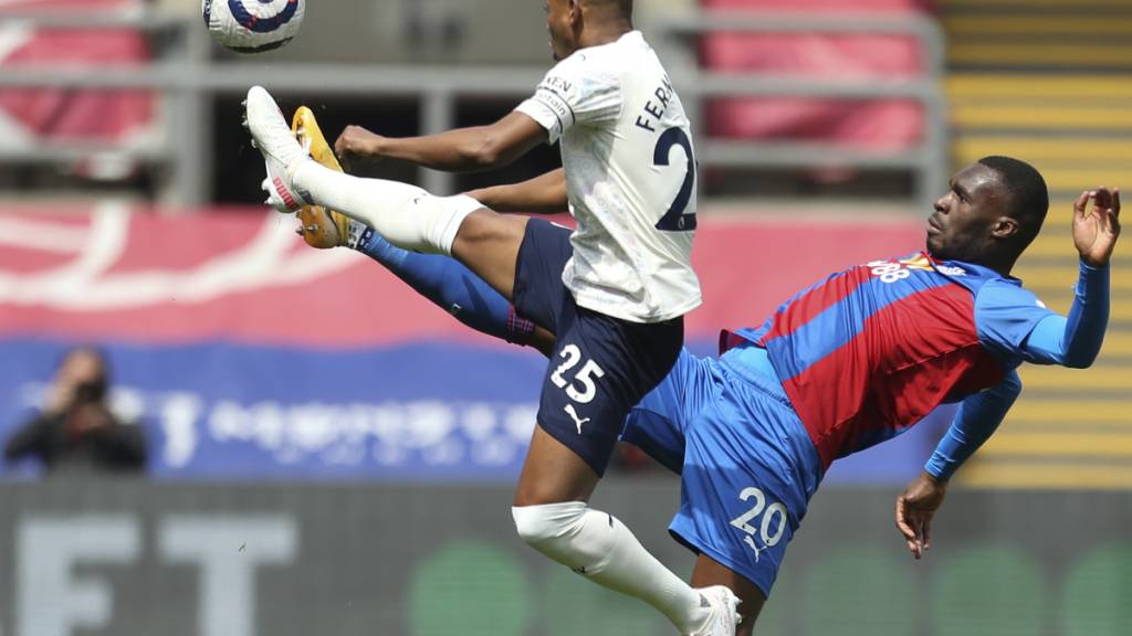 Manchester Citys Fernandinho (links) pflückt einen Ball aus der Luft