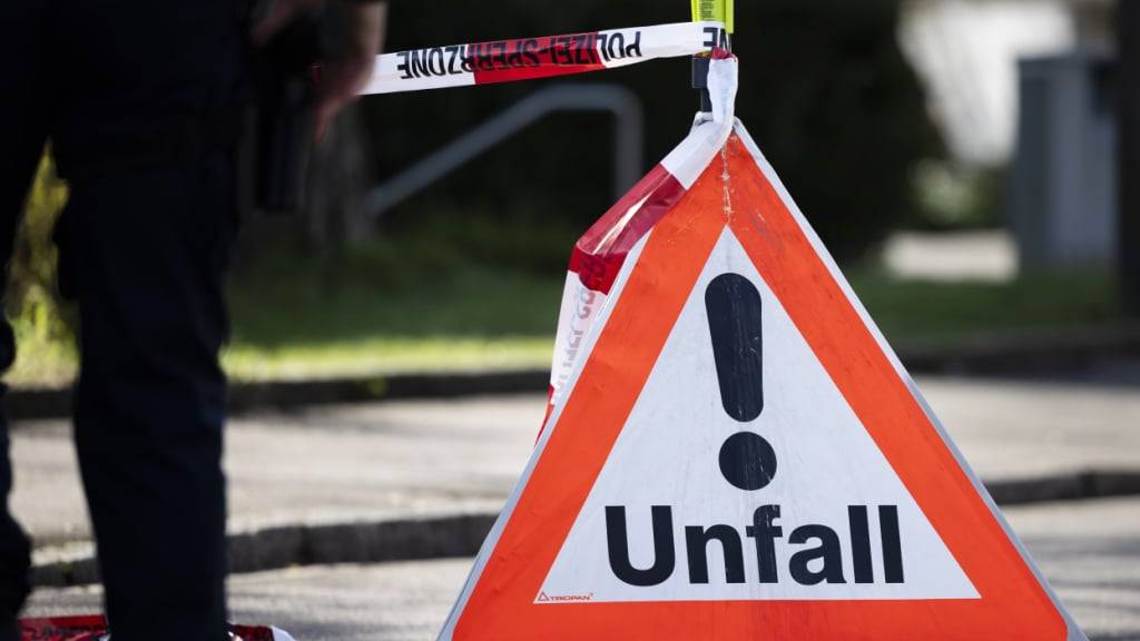 Der 25-jährige Autolenker verstarb noch am Unfallort. (Symbolbild)