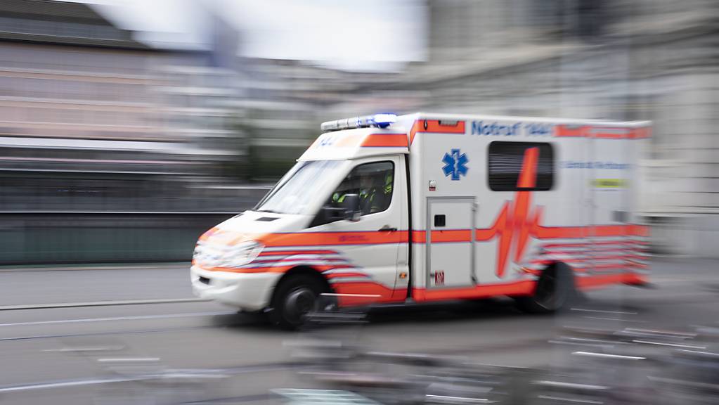 Ein Mann hat in Winterthur einen Rentner vor einen Linienbus gestossen. Der Mann musste verletzt ins Spital gebracht werden. (Archivbild)