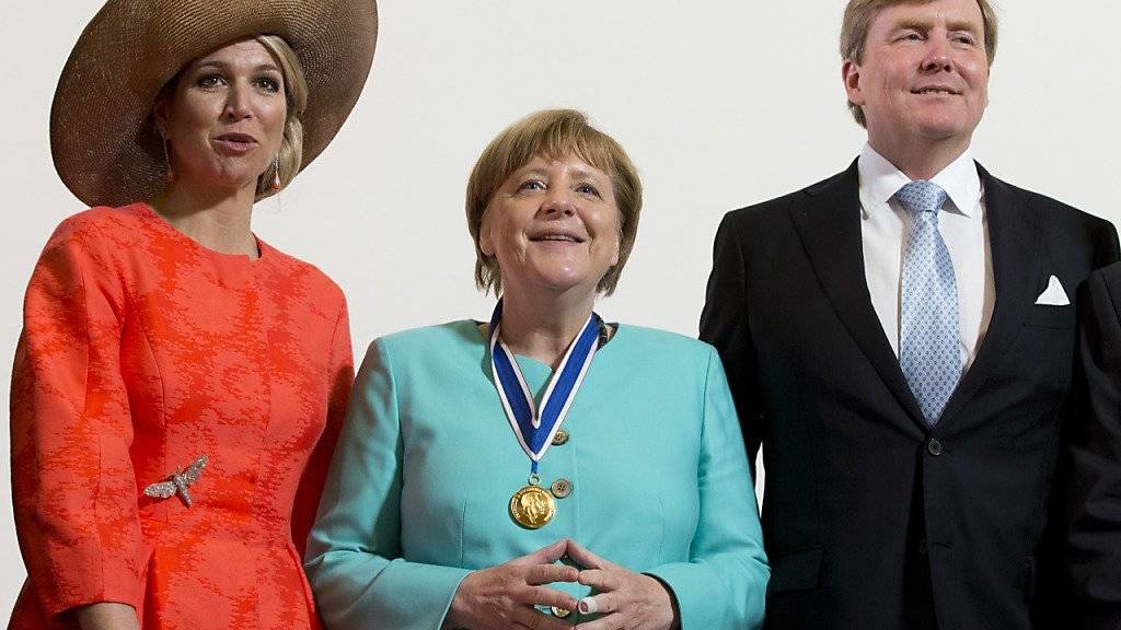 Die deutsche Kanzlerin Angela Merkel und das niederländische Königspaar nach der Verleihung des «Vier-Freiheiten-Preises».