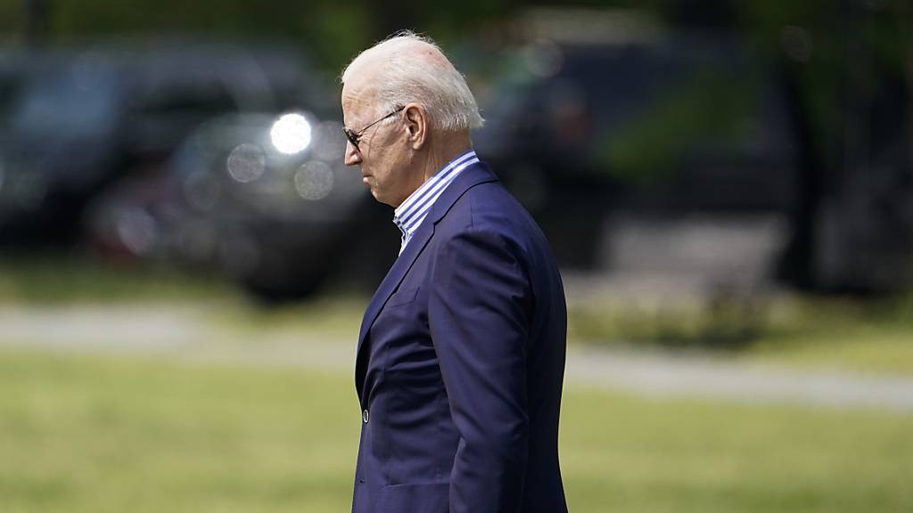 US-Präsident Joe Biden auf dem Rasen vor dem Weißen Haus. Foto: Alex Brandon/AP/dpa