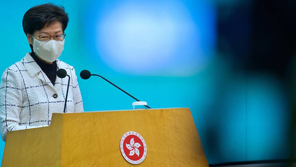Carrie Lam, Regierungschefin von Hongkong, spricht bei einer Pressekonferenz über die Änderungen bei den Wahlen in Hongkong. Foto: Vincent Yu/AP/dpa