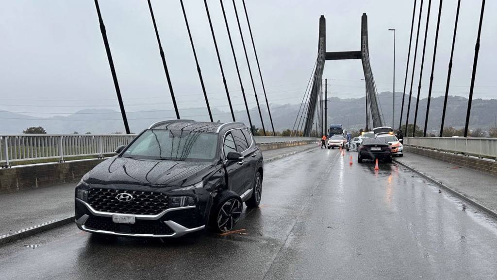 Während der Unfallaufnahme verlief der Verkehr über die Rheinbrücke für rund drei Stunden einspurig.