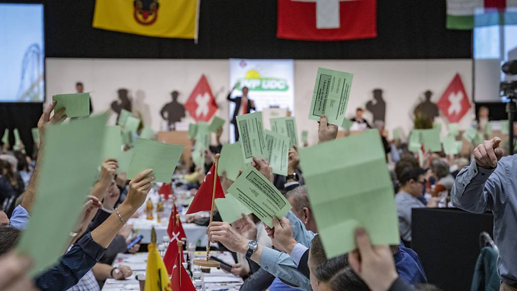 Die SVP-Delegierten beim Abstimmen.