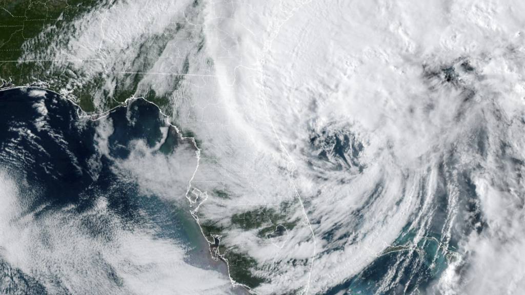 Dieses von der National Oceanic and Atmospheric Administration (NOAA) zur Verfügung gestellte Satellitenbild, aufgenommen um 17:01 Uhr EDT zeigt Hurrikan «Ian». Foto: NOAA/AP/dpa - ACHTUNG: Nur zur redaktionellen Verwendung und nur mit vollständiger Nennung des vorstehenden Credits