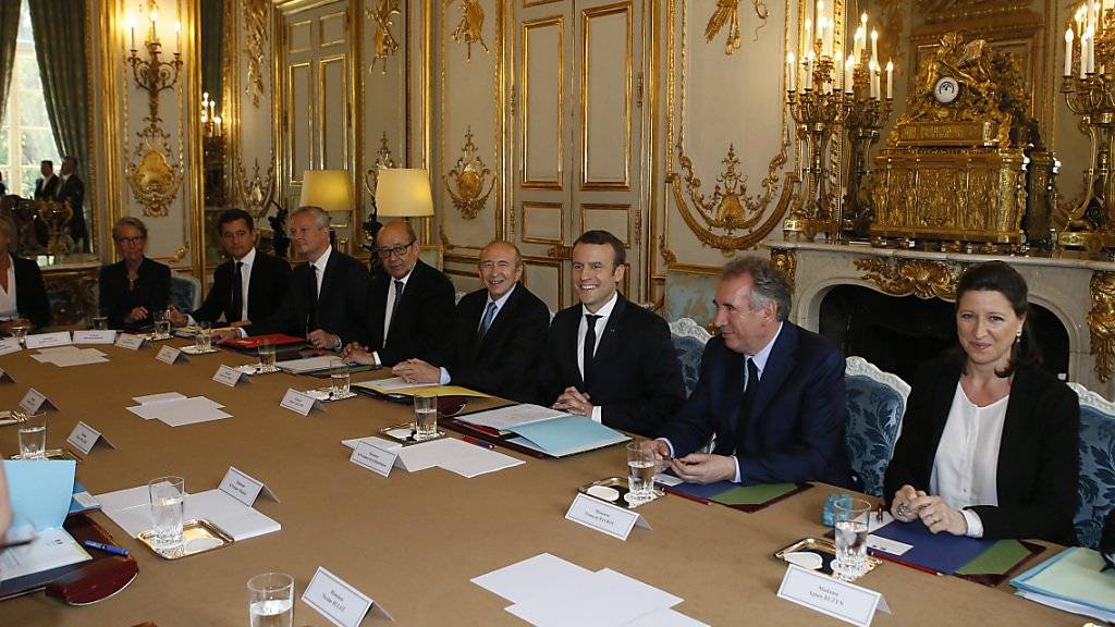 Vertreter mehrerer Parteien sind in der neuen französischen Regierung. Präsident Macron setzte damit ein Zeichen für die Parlamentswahlen im Juni.
