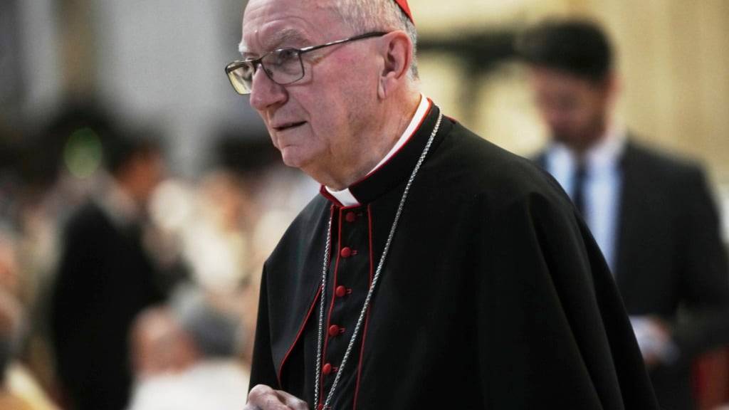 Kardinal Pietro Parolin kommt im Petersdom an, um an einer Messe für den verstorbenen Papst Franziskus teilzunehmen. Foto: Alessandra Tarantino/AP/dpa