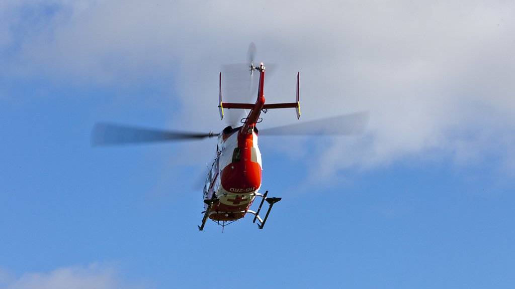 Ein mit einem Schneerutscher im aargauischen Zeiningen verunfalltes Kind musste mit einem Rettungshelikopter schwerverletzt ins Spital geflogen werden. (Symbolbild)