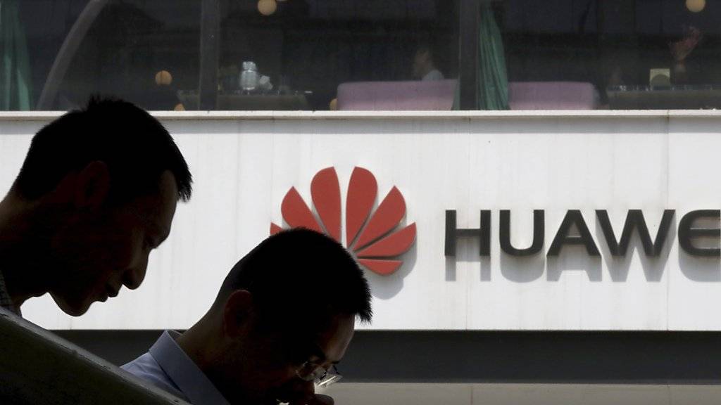 Wegen Massnahmen der Trump-Regierung: Der chinesische Technologiekonzern Huawei entlässt im Forschungsbereich in den USA 600 der 850 Beschäftigten.