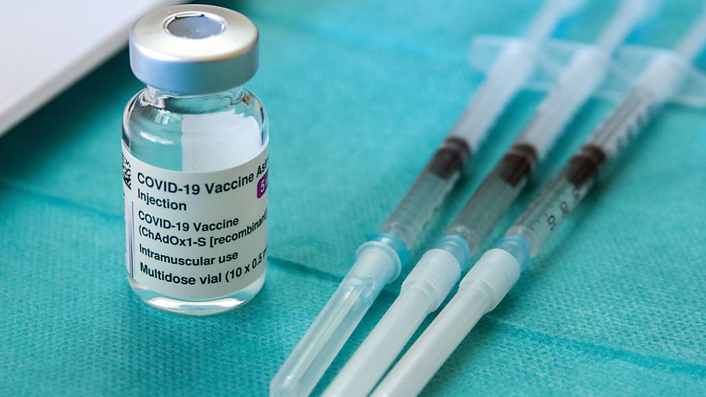 ARCHIV - Drei vorbereitete Spritzen mit dem Corona-Impfstoff Astrazeneca liegen in einer Hausarztpraxis bereit. Foto: Jens Büttner/dpa-Zentralbild/dpa