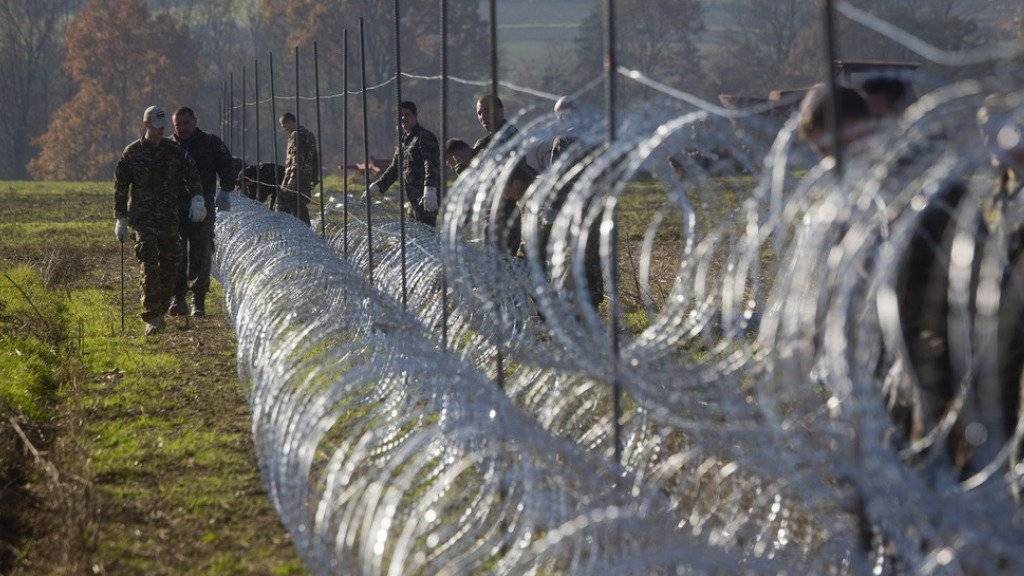 Slowenische Soldaten errichten am Mittwoch einen Stacheldrahtzaun in Gibina an der Grenze zu Kroatien.