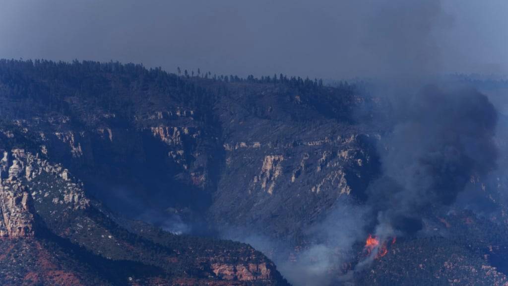 Rauch steigt vom Dragon Bravo Fire am Grand Canyon auf, gesehen vom Mather Point in der Nähe von Grand Canyon Village. Foto: Jon Gambrell/AP/dpa