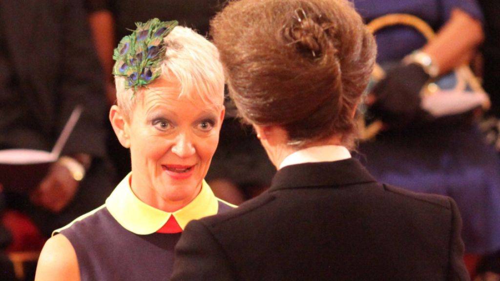 Maria Balshaw (l) wurde im Oktober 2015 von Prinzessin Anne (r) mit dem britischen Verdienstorden Order of the British Empire (CBE) ausgezeichnet. Nun übernimmt sie als erste Frau die Chefposition der britischen Tate-Museen. (Archivbild)