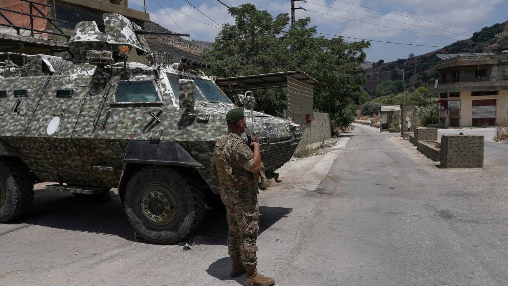 ARCHIV - Ein Soldat der libanesischen Armee steht an einem Kontrollpunkt im Dorf Frun im Südlibanon. Foto: Mohammed Zaatari/AP/dpa