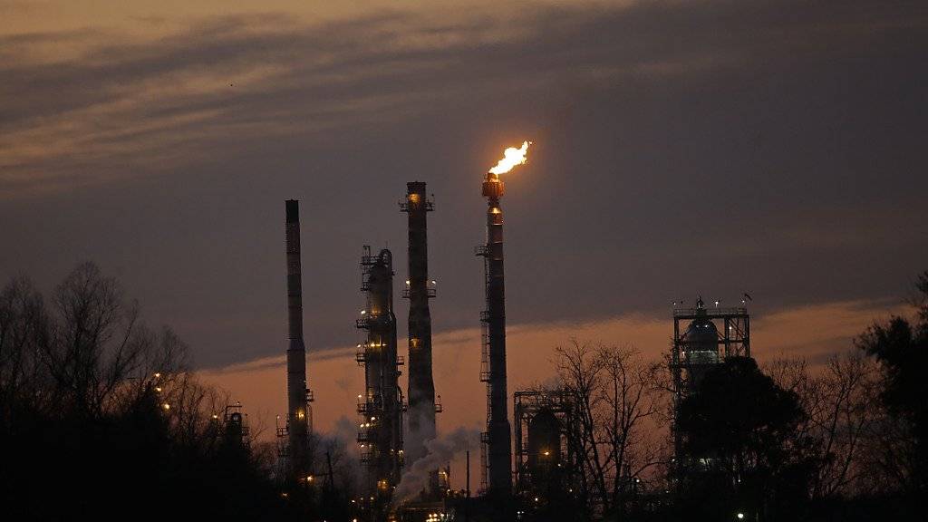 Schornsteine einer Raffinerie von Exxon: Der Energie-Riese steht im Fokus von Ermittlungen im Zusammenhang mit dem Klimawandel. (Symbolbild)